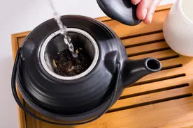 男子喝茶喝出肾结石？长期喝白开水和长期喝茶，哪个对身体好图片