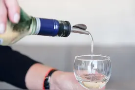 醉酒的危害有多大？蜂蜜、浓茶能解酒吗？真正有效的方法是这2个图片