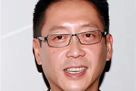 放弃香港女首富何超琼，娶港姐李嘉欣，许晋亨如今才60岁已拄拐杖图片