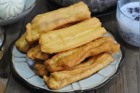 油条最简单的做法，只需面粉和鸡蛋，炸1锅成本5块钱，全家爱图片