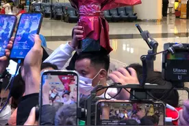 河南被拐24年男孩张洋洋在武汉见亲妈，寻子父亲杜小华送了洋洋一束花图片