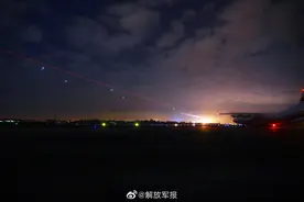 升空！“战鹰”下半夜起降训练开始图片