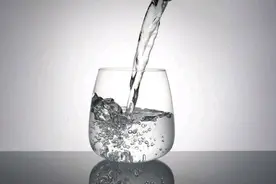 为什么经常喝热水却脾胃虚寒？或许与这4点有关系，要重视图片