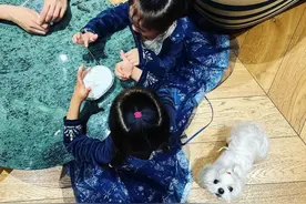 陈赫罕见主动晒一家四口，与张子萱越来越幸福，网友喊话再生一个图片