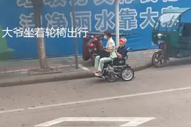 大爷坐轮椅出行，大妈当众坐大爷腿上叠罗汉，网友：还穿蕾丝套装图片