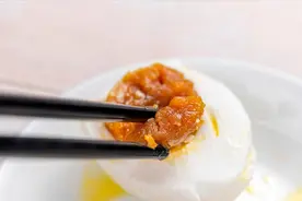 腌咸鸭蛋，不用盐水，不用裹泥巴，简单一招，30天腌好起沙流油图片