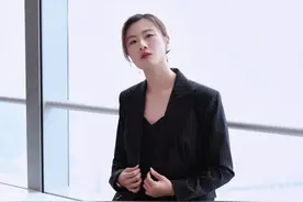 31岁丁宁谈恋爱脱单？牵手男生逛街，甜蜜互动，粉丝祝福女乒名将图片