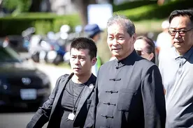 台湾黑帮大佬张安乐，扛着五星旗游行，不顾危险促进祖国统一图片