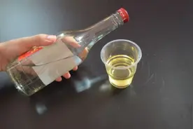 白酒里加一滴植物油，好酒坏一看就明白，建议喝酒的人都看看图片