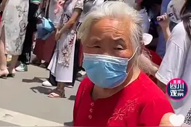 河南一奶奶烈日下端绿豆汤，高考考场外等待近一小时：担心的不是成绩，而是身体图片