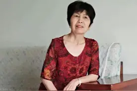 5旬夫妻分居，大妈夜里听见老伴半句梦话，立刻叫醒他：回房间睡图片