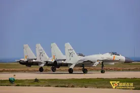 “飞鲨”穿越山谷！海军航空大学某团开展低空突防训练图片