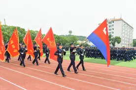 青春新征程 武汉警官职业学院举行2022级新生开学典礼暨军训总结表彰大会图片
