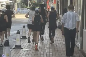 69岁周润发疑有严重静脉曲张无阻晨跑！带队伍跑人行道降速怕扰民图片