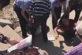 外孙在家门口溺亡，女婿上门掌扇丈母娘，拉走二老棺材，断绝关系图片