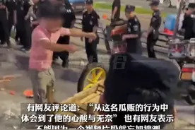 “市容巡查”逼疯卖瓜摊贩，情绪失控多次掀翻推车，底层人的心酸与无奈图片