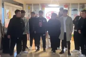 河北一男孩当兵四年没回家过年，好兄弟们连续四年给男孩家人拜年图片