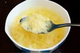 “开水冲鸡蛋”滴香油，坚持喝半年，最后会咋样呢？医生揭晓真相图片