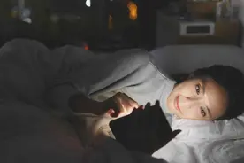 天天睡前玩手机的人，会怎么样？久而久之，有5个后果或要承担图片