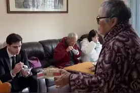 笑翻！外国女婿在中国过年，连续9年穿正装出席，怎么劝都不听图片