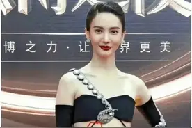 金晨用肋骨垫鼻子？胸前刀口暴露！图片