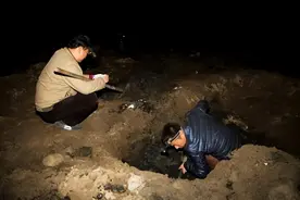 一古墓被盗后丢弃一柄锈剑，专家看剑身10铭文后感叹：盗墓贼眼瞎图片