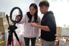 两个聋哑人的姐弟恋，内蒙女孩嫁给东北小伙，婚后靠直播月入过万图片