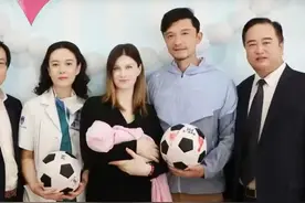 48岁谢晖迎二胎女儿出院！俄超模老婆素颜仍貌美，儿女双全太幸福图片