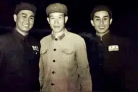 战斗英雄11年仍是副连，毛主席看一京剧后发问：此人现任何职？图片