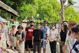 体验古法造纸，这群留学生们在行走的课堂中收获满满！图片
