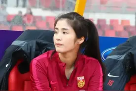 30岁美女国脚再登时尚杂志封面，身材火辣成网红，球迷吐槽声一片图片