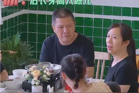 为证实黄晓明没1.7米，大叔到《中餐厅》亲身测量，对结果很自信图片