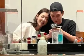 朴信惠崔泰俊夫妇夏威夷度假被偶遇，开心自拍甜蜜依偎尽显幸福图片