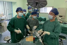 巨大畸胎瘤“盘踞”妙龄女子腹腔，医生奋力一搏“小切口”揪出元凶图片
