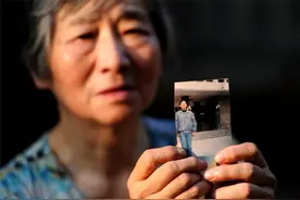 07年儿子欠债跑路，七旬老母7年为儿还债75万：债已还完你回来吧图片