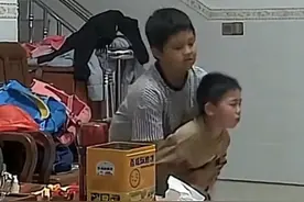 弟弟喉咙被卡突然猛咳，家里的大人却并未在意，幸好一旁的哥哥及时反应图片