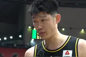 胡金秋打爆易建联，赛后发言却扎心杜锋，灭广东全靠男篮大帅助攻图片