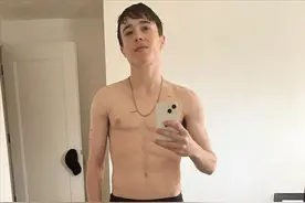 《盗梦空间》艾伦·佩吉变性成功，变男人秀腹肌，大胆露胸前伤疤图片