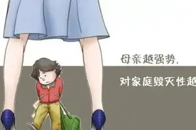 强势的父母让人窒息，母亲抠孩子嗓子眼催吐，只因在学校吃了蛋糕图片