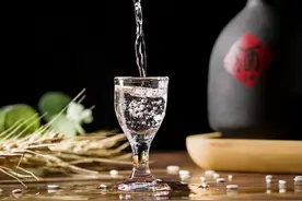 年纪大了戒酒很“危险”！忠告：年过50，喝酒牢记这3点，受益多图片