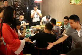 媳妇不让喝酒？根哥有妙招：教会媳妇喝酒一劳永逸，实力不强慎用图片