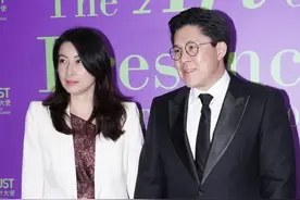 郭晶晶夫妇出席2023“信言设计之夜”筹款晚宴图片