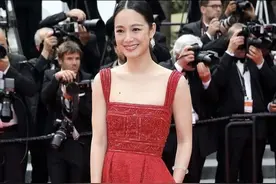 “周韵”才是气质女神，穿红色连衣裙走红毯优雅大气，美到骨子里图片