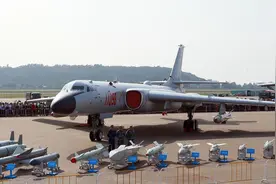 中国轰6K立功了？外界传言击碎美航母神话，雷达锁定完成模拟攻击图片