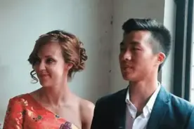 2015年，初中毕业的四川小伙，迎娶英国女歌手，如今俩人咋样了？图片