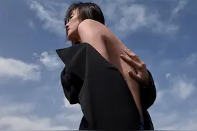 41岁宋佳晒春日性感大片，真空上阵大秀美背，网友：大饱眼福图片
