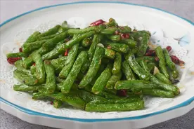 炒豆角，直接炒和焯水都不对，这才是正确做法，豆角翠绿又入味图片