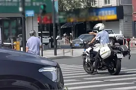 交警铁骑最“慢”速度骑行，这画面把网友暖了图片