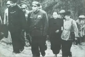 开国大典她搀毛主席、朱老总登上城楼后，离开时，周总理：你站住图片
