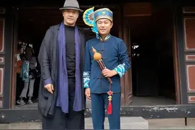 64岁于荣光被曝定居昆明，翠湖边席地而坐喂鸟，穿搭朴素毫无架子图片
